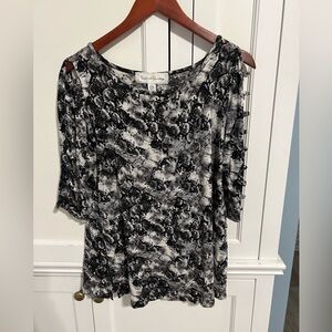 Flowing top with decorative 3/4 sleeves